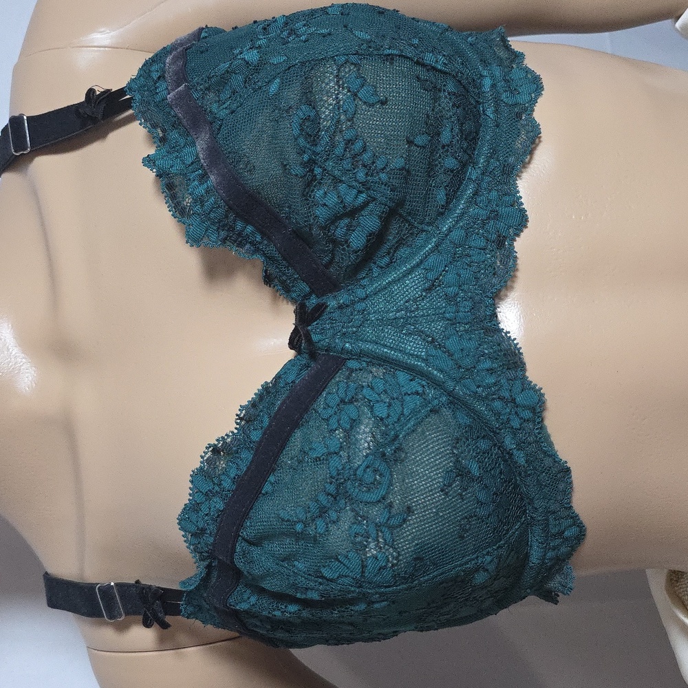 Victoria’s Secret Green Lace Underwire Bra – Sheer Floral
